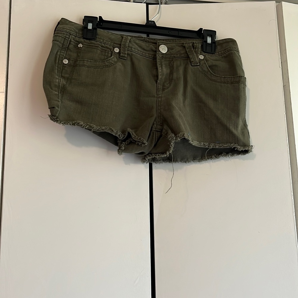 Military green, Wallflower shorts